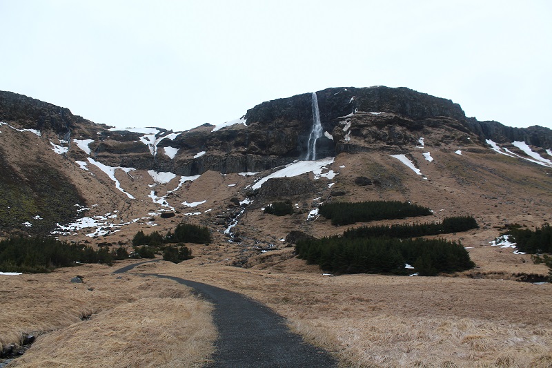Pekný výhľad na vodopád Bjarnarfoss