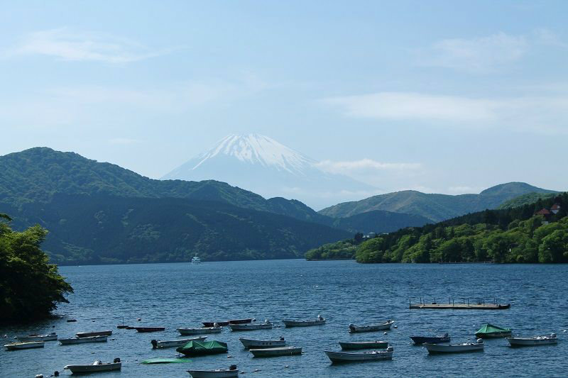 Výhľad na jazero Ashi s horou Fudži v pozadí