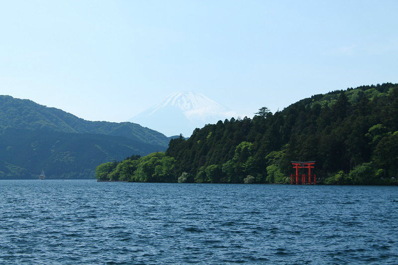 Výhľad na jazero Ashi s horou Fudži v pozadí