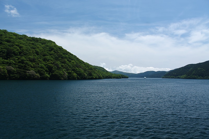 Výhľady počas plavby na jazere Ashi
