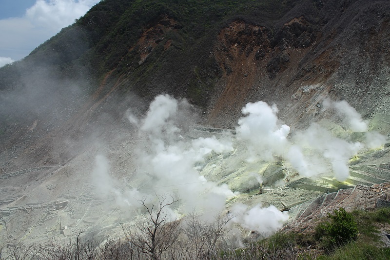 Výpary síry vo vulkanickom údolí Owakudani