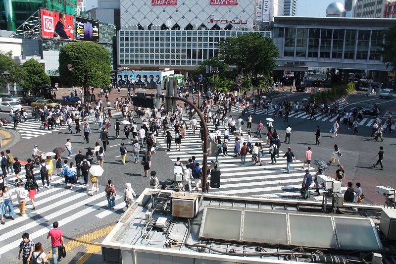 Výhľad na križovatku Shibuya z kaviarne Starbucks Coffee