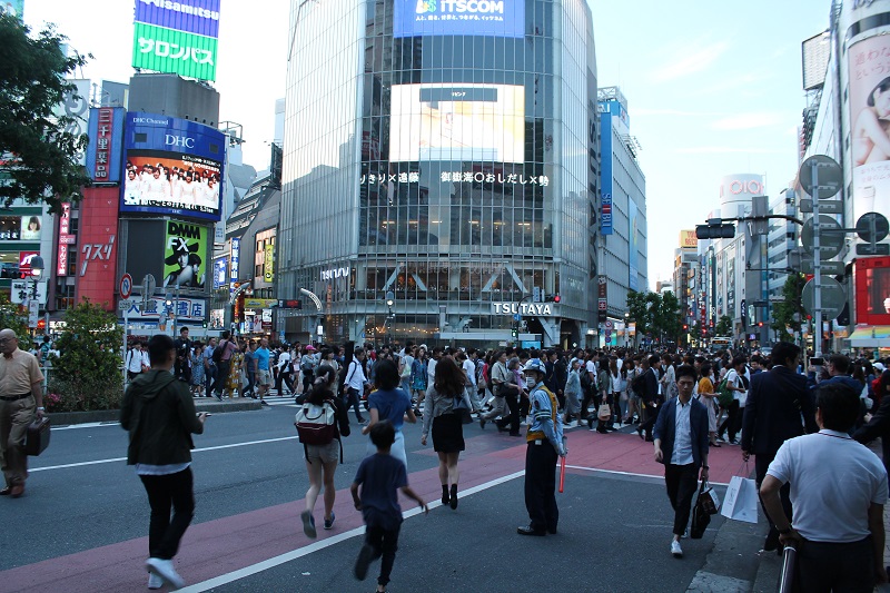 Množstvo ľudí prechádzajúcich cez križovatku Shibuya