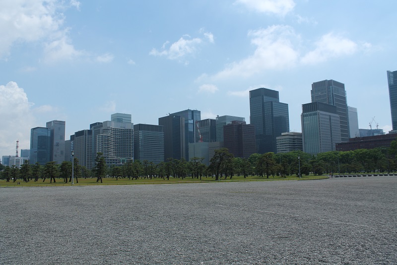 Výhľad na mrakodrapy rastúce za parkom pri Tokyo Imperial Palace