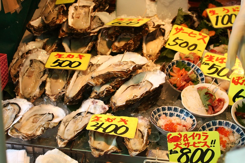 Čerstvé ustrice na Tsukiji Fish Market