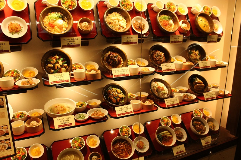 Umelé jedlo vo výkladoch reštaurácií