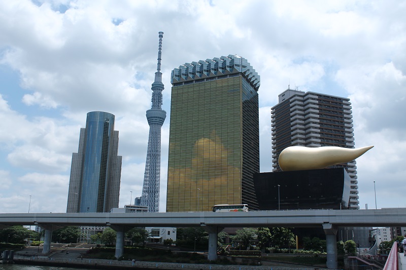 Pekný výhľad na budovy na druhej strane rieky od stanice Asakusa
