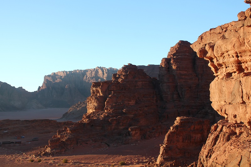 Posledné slnečné lúče osvetľujú skaly vo Wadi Rum