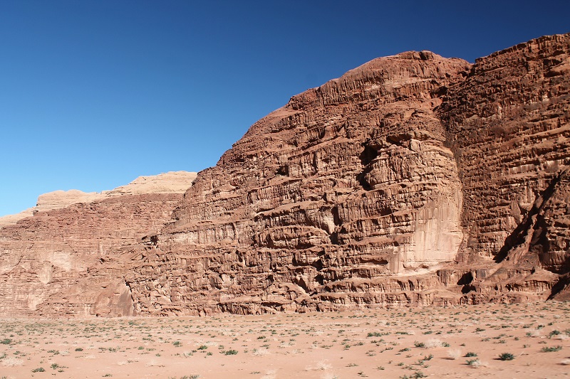 Wadi Rum nie je len piesočná púšť, ale sú tu aj rôzne zaujímavú skalné útvary