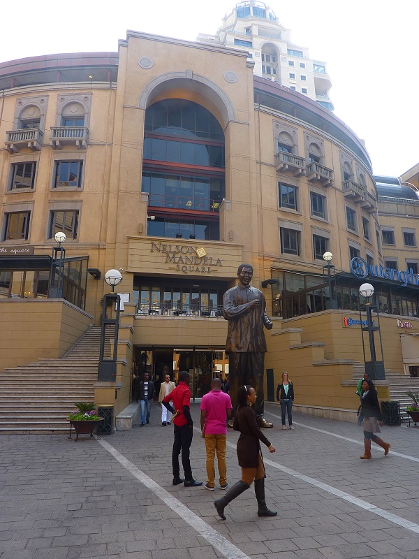 Socha Nelsona Mandelu na jeho námestí v Johannesburgu