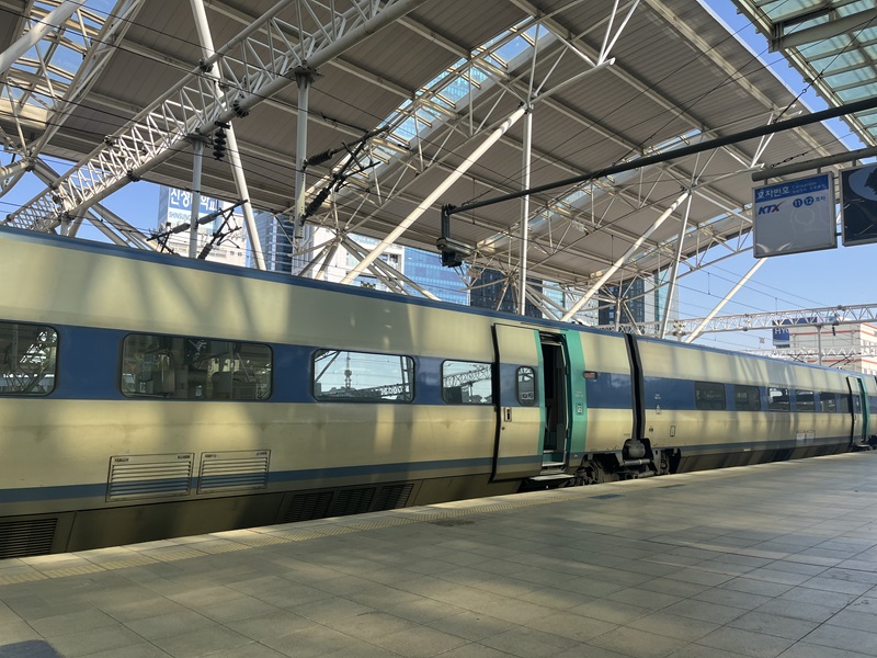 Vlaky KTX možno tak na prvý pohľad nevyzerajú, ale dosahujú rýchlosť 300 km/h