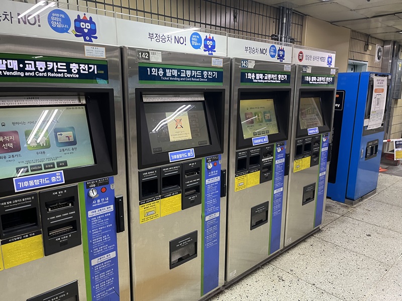 T-money card sa dá dobiť v týchto automatoch na každej metro stanici