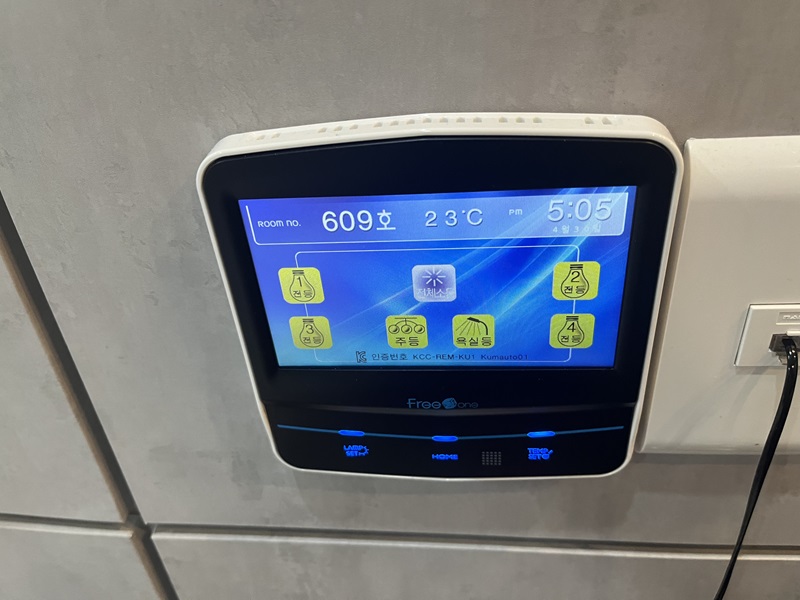 Všetky svetlá sa ovládajú elektronicky
