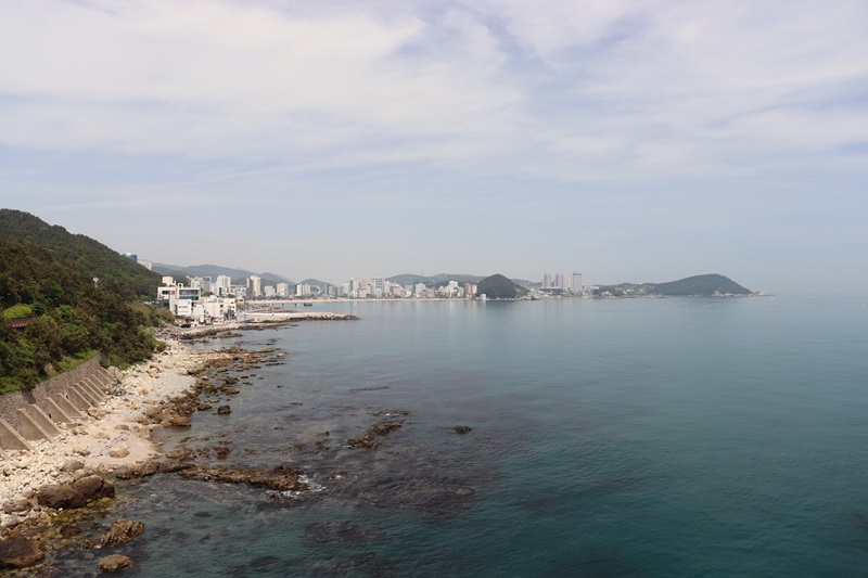 Výhľad z Daridtol Skywalk na Songjeong Beach