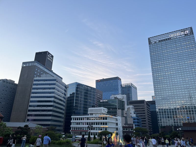 Štvrť Myeongdong vo večerných hodinách