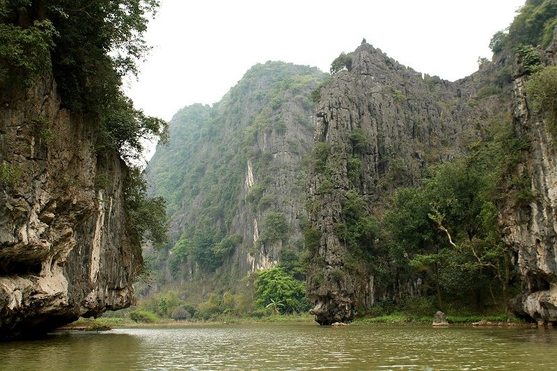 Útesy nad riekou Tam Coc