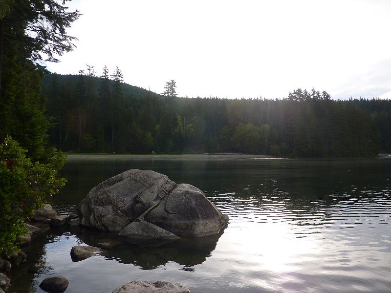 Ráno na Sasamat Lake