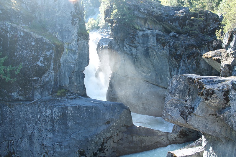 Nairn Falls – vodopády pretekajú cez rôzne skalné útvary
