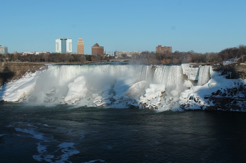 Pohľad na americkú stranu niagarských vodopádov – American Falls a malý Bridal Veil Falls hneď vedľa