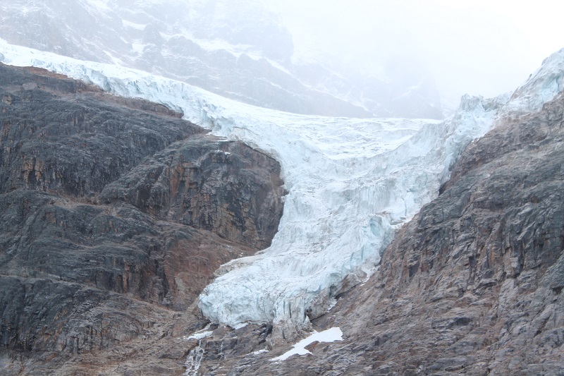 Obrovský ľadovec stekajúci do jazera