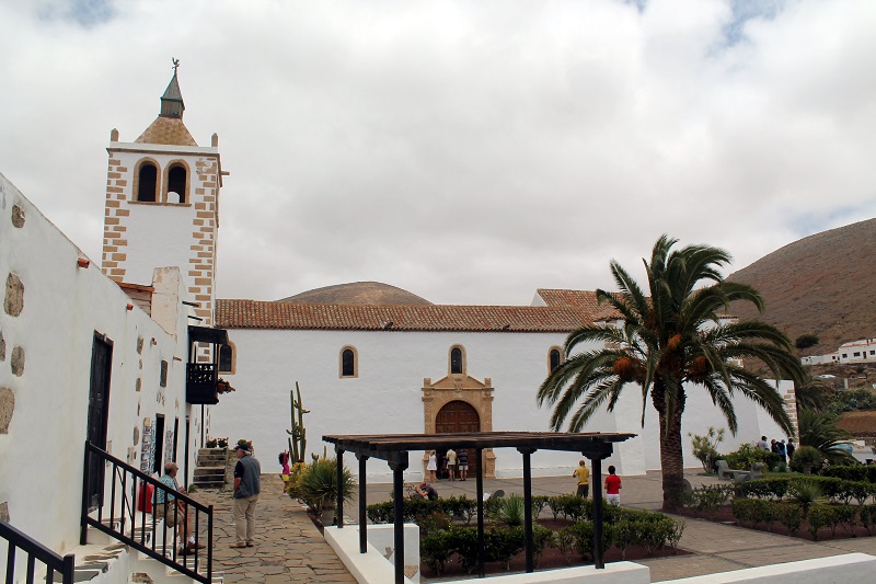 Kostolík v mestečku La Oliva