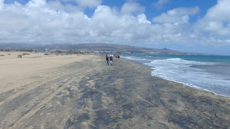 Od majáka Faro de Maspalomas do Playa del Inglés je to trocha dlhšia prechádzka
