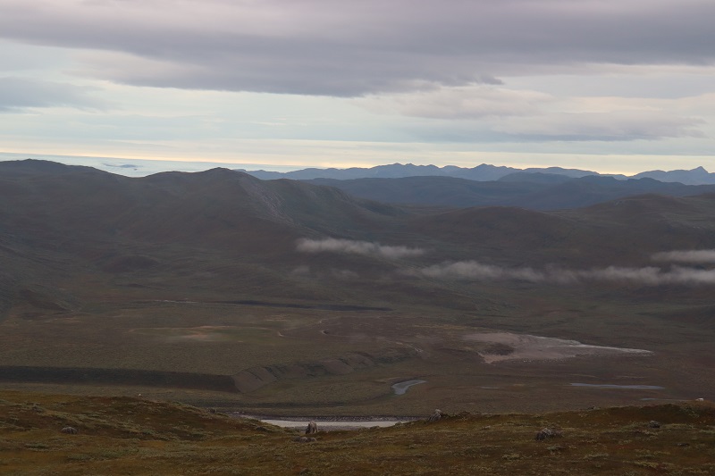 Výhľad na kopce a za nimi v diaľke aj grónsky ľadovec