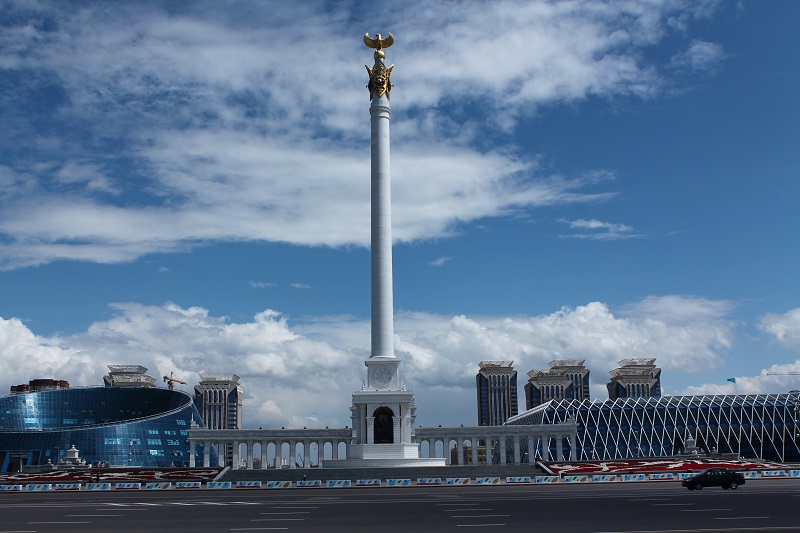 Monument a moderné budovy oproti Palácu mieru