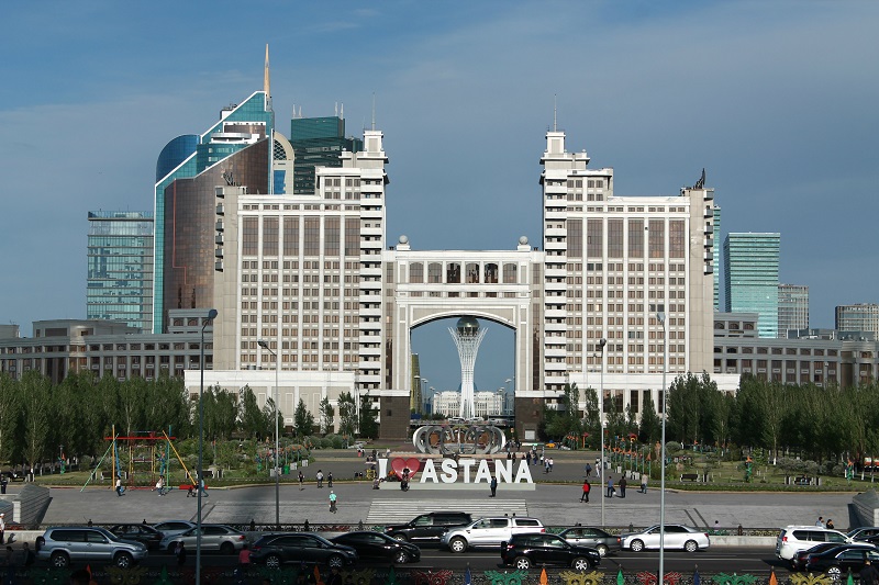 Nápis I love Astana pred budovou Gashyktaru