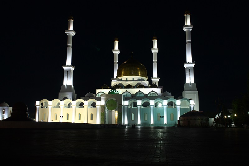 Mešita Nur Astana v noci