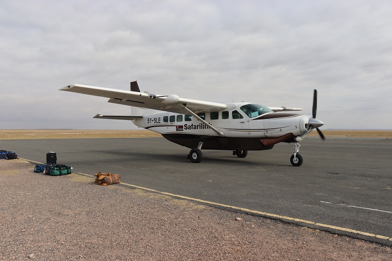 Lietadlo spoločnosti Safarilink, ktorým letíme z Amboseli do Nairobi. Batožinu si nakladajú cestujúci sami.