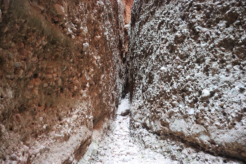 Uzučká časť Echidna Chasm, ktorou prechádzame