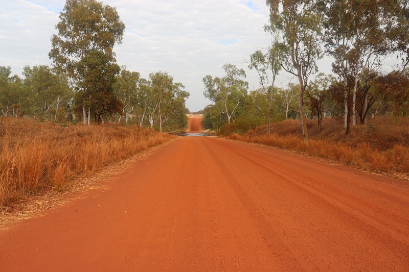Typická oranžová farba prašných ciest v Austrálii, taká je aj veľká časť Gibb River Road