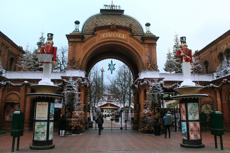 Vianočne vyzdobený zábavný park Tivoli