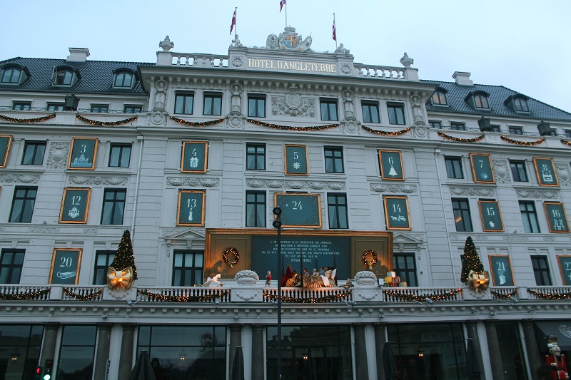 Hotel D'Angleterre vyzdobený na Vianoce