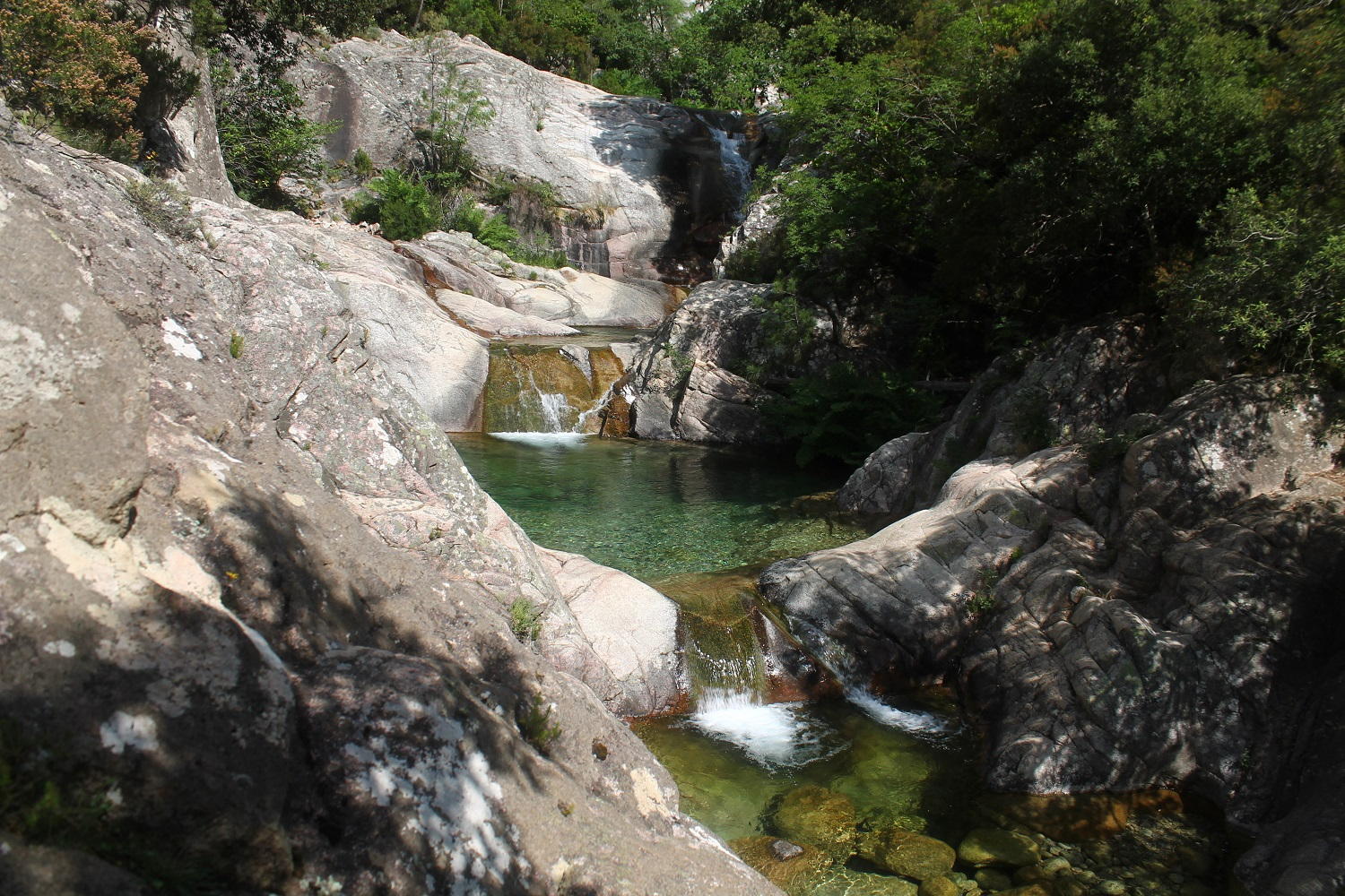 Korzika: kúpanie v horských jazierkach Cascades de Purcaraccia