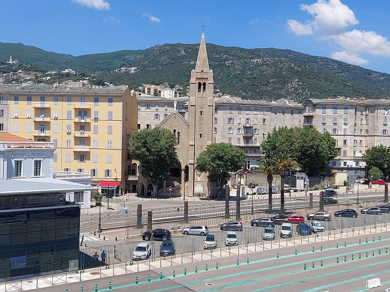 Kostol Notre Dame de Lourdes de Bastia pri pristávaní lode