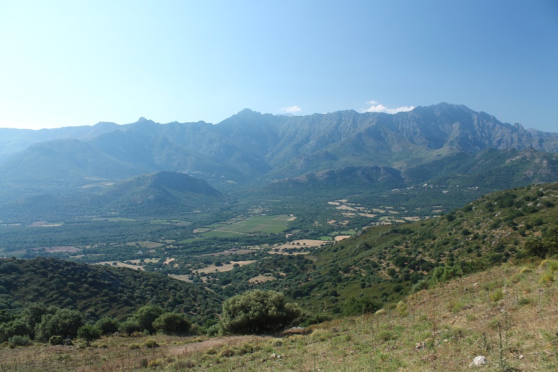 Výhľad zo Sant’Antonino na protiľahlé kopce