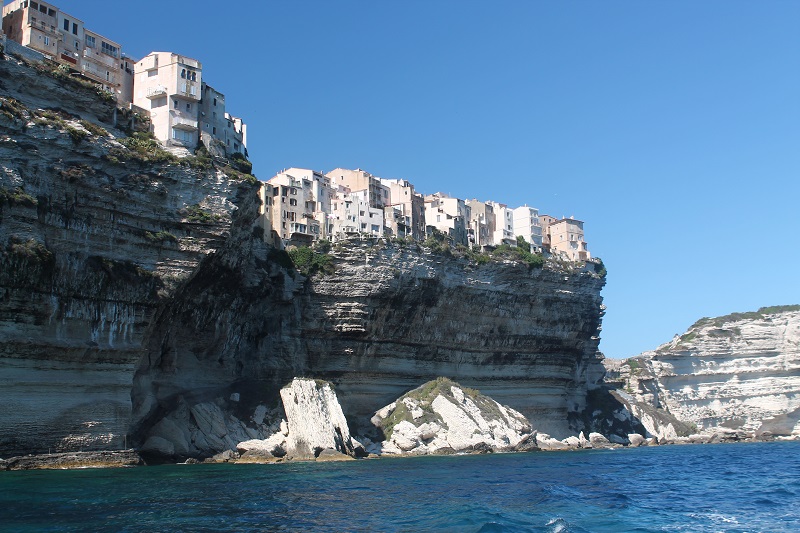 Mestečko Bonifacio na Korzike vystavané priamo na útese