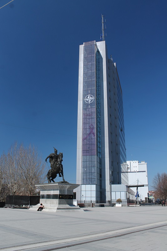 Budova vlády na začiatku pešej zóny (Government of The Republic of Kosovo)