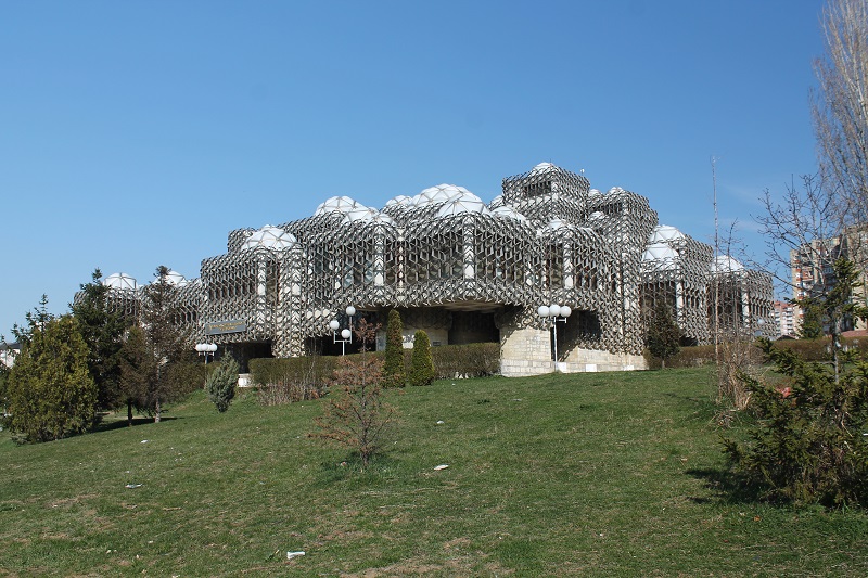 Budova národnej knižnice v Prištine