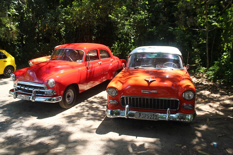 Klasické autá pred jaskyňou  Cueva del Indio