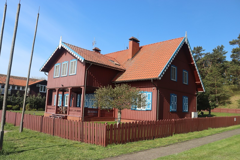 Farebné zdobené domčeky sú typické pre Kurskú Kosu