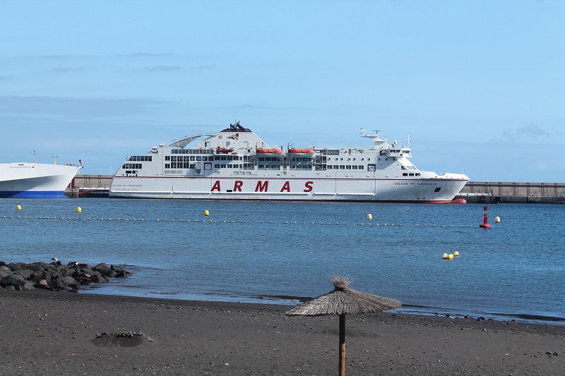 Loď spoločnosti Naviera Armas kotví v prístave na La Gomera