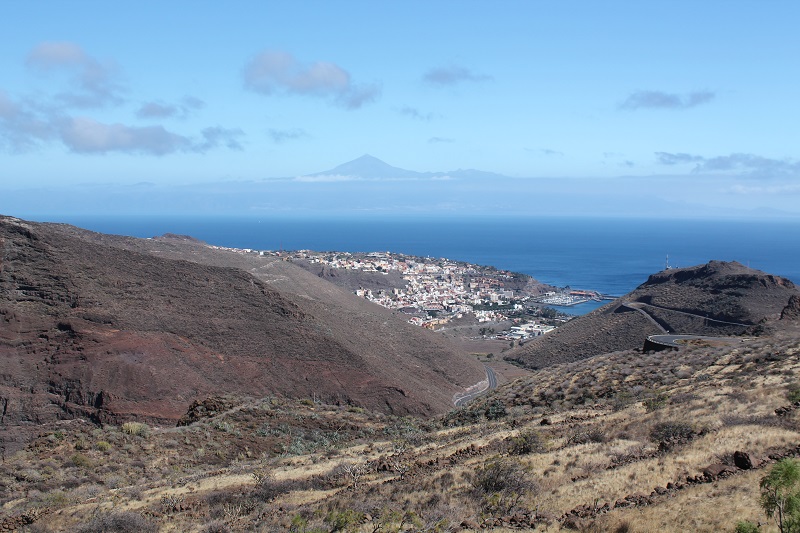 Hlavné mesto – San Sebastian de la Gomera a v pozadí Tenerife