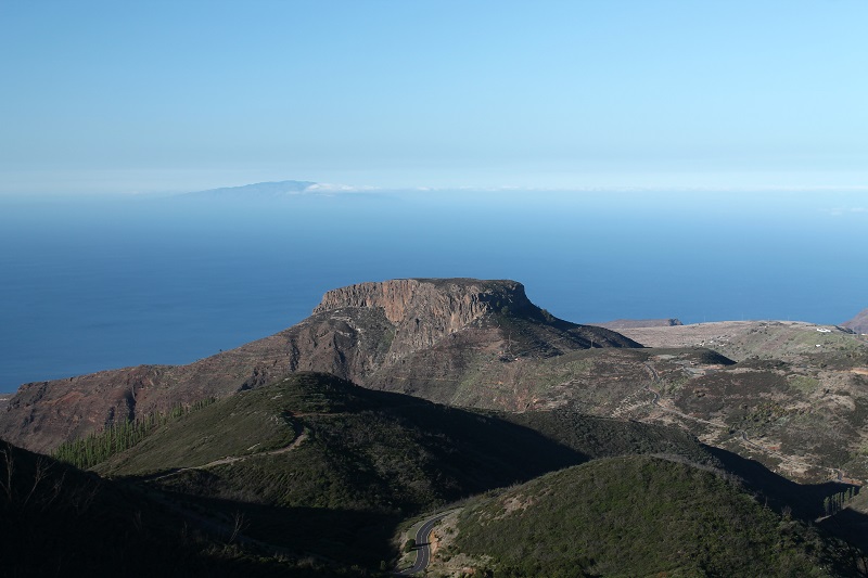 Zaujímavá stolová hora Chipude, v pozadí ostrov El Hierro