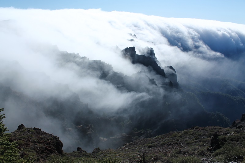 Mraky pretekajú cez hrebeň Caldera de Taburiente