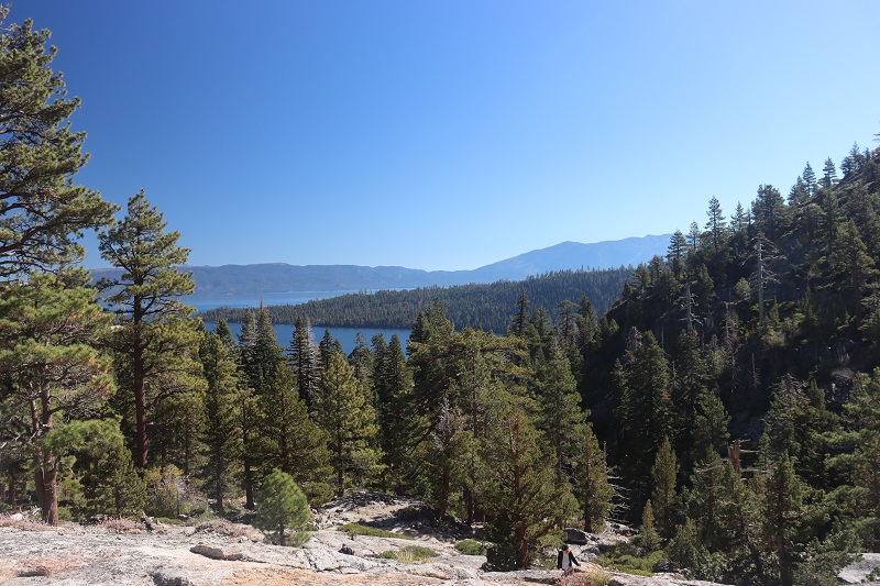 V diaľke vidieť jazero Tahoe