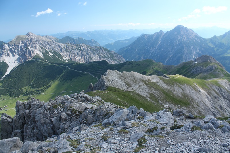 Vľavo vidieť hornú stanicu lanovky a chodník, ktorý sa točí po hrebeni