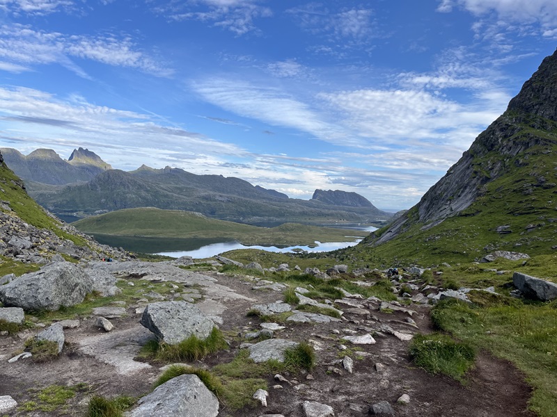 Pohľad zo sedla na fjord, odkiaľ prichádzame
